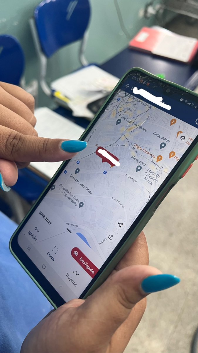 carrerota's tweet image. Ele tentando enrolar ela e a Kinga revoltada que ele continua lá até agora
