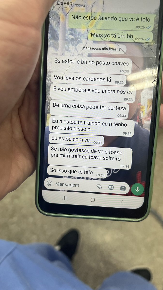 carrerota's tweet image. Ele tentando enrolar ela e a Kinga revoltada que ele continua lá até agora