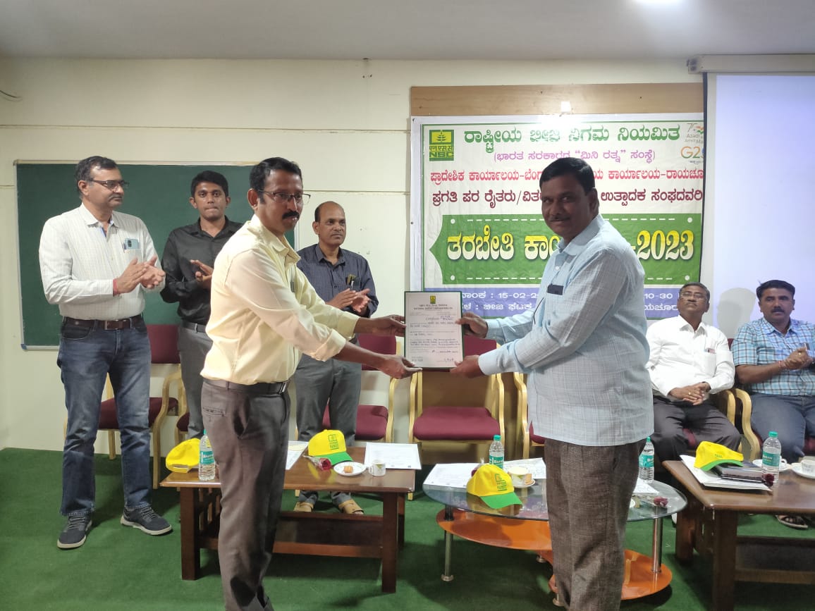 NSCLIMITED's tweet photo. FPO’s/FPC’s training Program organized at NSC Raichur on 15/02/2023. #NationalSeedsCorpLtd #FarmSona #NSCSeeds #BeejNSC @nstomar
@AgriGoI @KailashBaytu https://t.co/4hZRffKno4