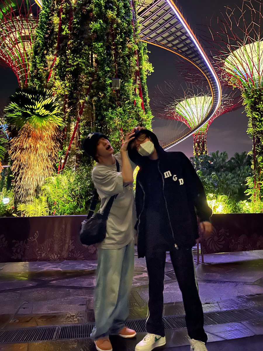 seungjinthinker's tweet photo. apparently this happened when they were otw(?) to singapore! 🥹 https://t.co/yur2oqLoMu