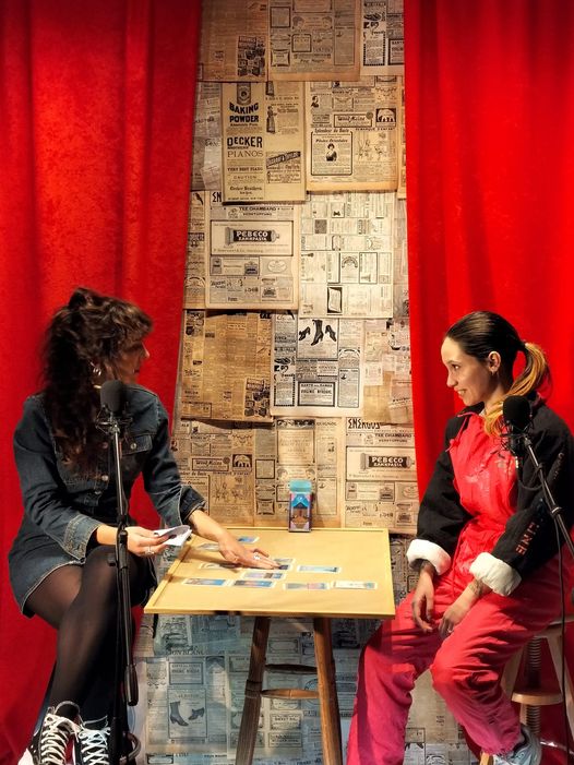 LaImprenta_'s tweet photo. Esto fue la presentación de #Meigallo.
El futuro sobre el escenario. El destino en una tabla.
24 naipes poéticos para descubrirte LA VERDAD.
La autora/pitonisa Alicia Louzao ejerció de maestra de ceremonias de una velada que cambió tres vidas.
Qué místico todo. Cuánta poesía. https://t.co/BbV0GRlC8P