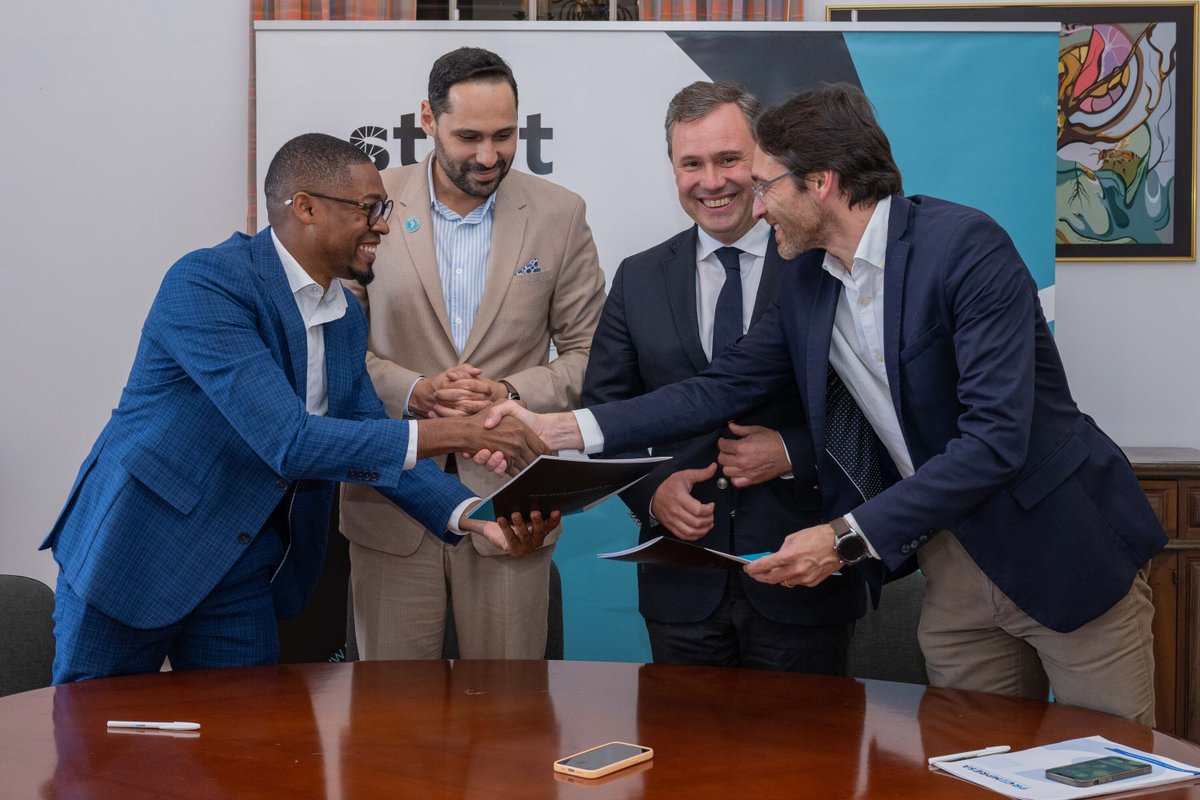 caboverdigital's tweet photo. O Sec. de Estado da Economia Digital de Cabo Verde, Pedro Lopes, participou na quarta-feira, na cerimônia de assinatura de um Memorando de Entendimento entre a Startup Madeira e a CV Digital, com a presença do Sec. Regional da Economia, Rui Barreto.
#Cv #StartupMadeira #CVDigital https://t.co/4ag1dGud7c