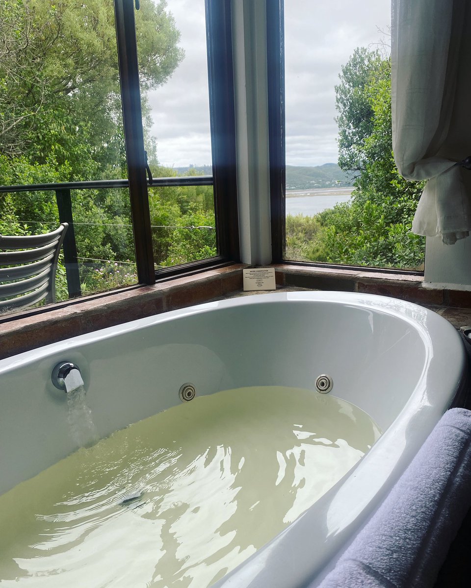 louisecarver's tweet photo. Just the most beautiful bath with a view and the perfect pre-show relaxation before tonight’s show @blendcountryrestaurant
Will show more pics of this beautiful hideaway tomorrow. Don’t want any peeping toms 😂
#knysna #bathtime #window #showtime #likeaprincess #readyfortonight https://t.co/2iUMMPZwdP