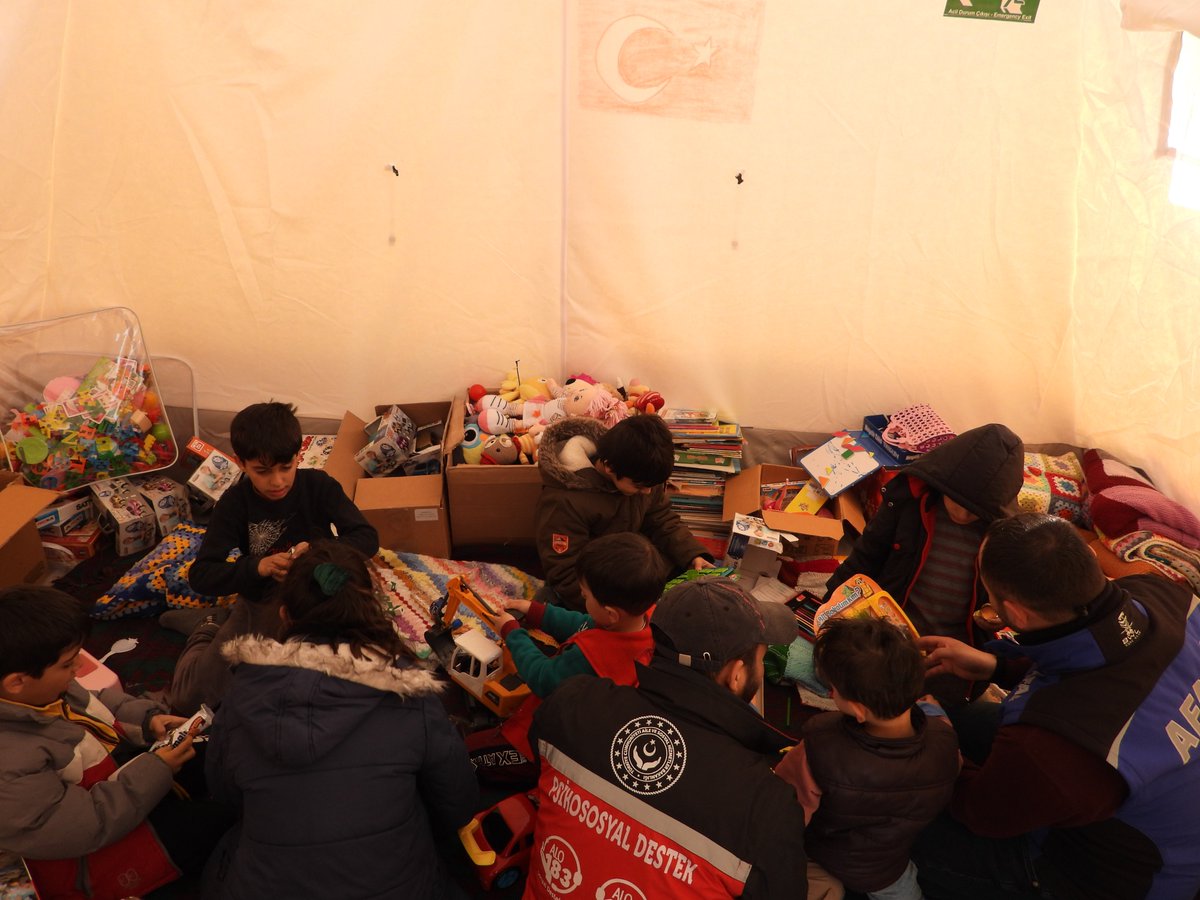 📍Hatay, Samandağ

"Bir tek çocuğun tebessümü, ülkemizin umudu..."

Depremden etkilenen evlatlarımız için çadır kentlerde psikososyal destek etkinlikleri gerçekleştiriyor.