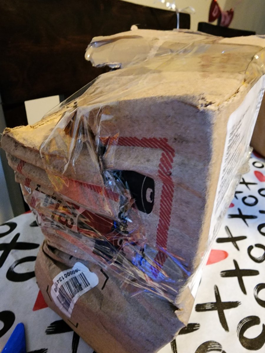 Rickflair33's tweet photo. @FedEx Got my s23u in this condition. What are you guys doing? https://t.co/IbJq8mlDQU