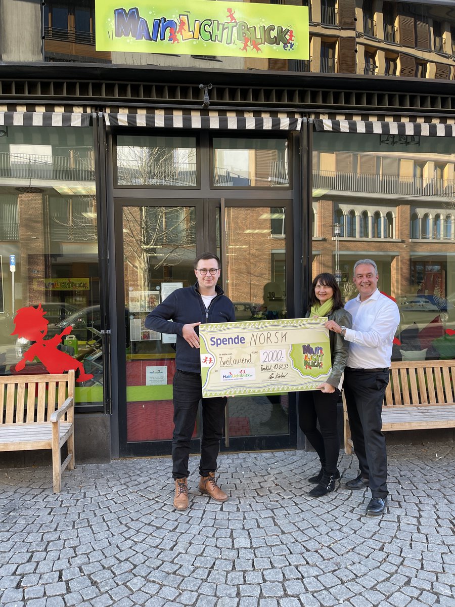 MainLichtblick's tweet photo. Besuch von Herrn Wieland, NORSK Deutschland AG - Unser Kooperationspartner spendet 2.000 € für Kinderwünsche. Damit können wir der eineinhalb jährigen Karina einen Lichtblick schenken: Mit der speziellen Physiotherapie nach der Anat Baniel Methode macht sie Fortschritte. DANKE! https://t.co/6hRhTpRadC