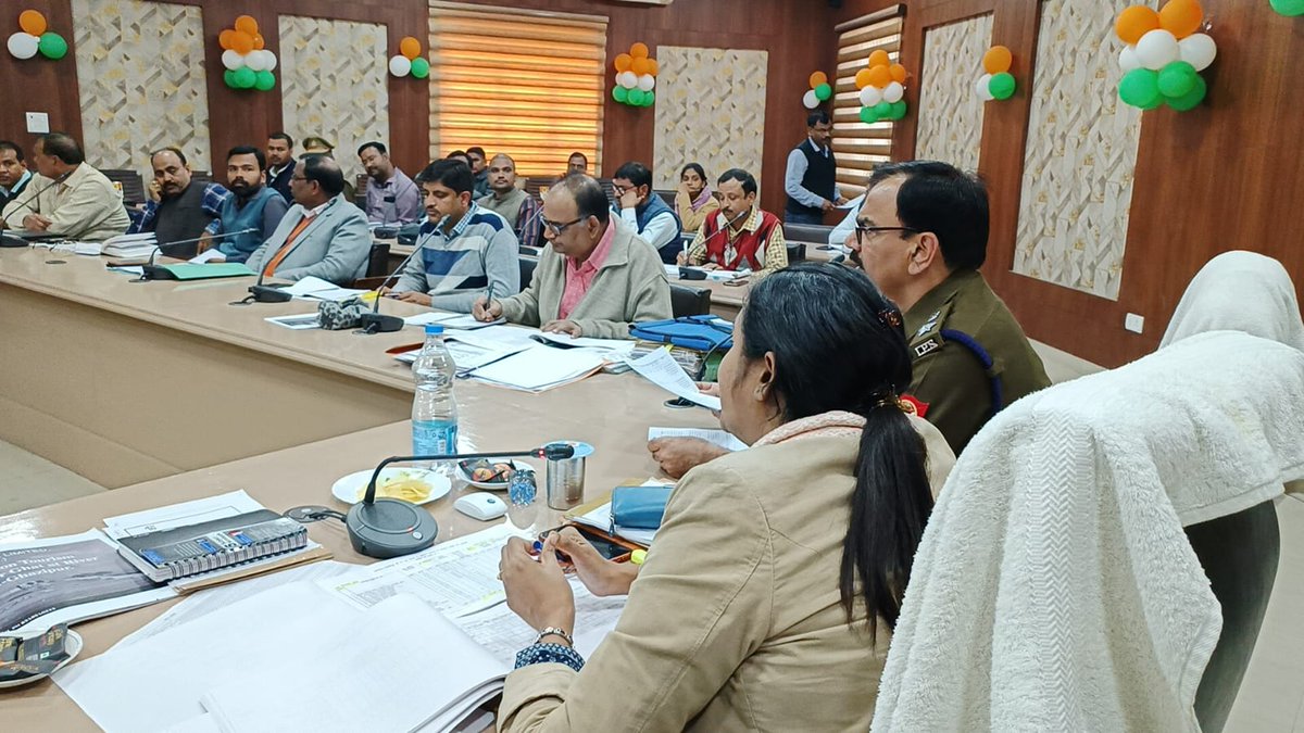 AdminGhazipur's tweet photo. राइफल क्लब सभागार में शासन की विकास प्राथमिकता वाले कार्यक्रमों, 50 लाख रूपये से अधिक लागत की परियोजनाओं एवं कार्यो के सम्बन्ध में समीक्षा की तथा निर्माणाधीन परियोजनाओं/कार्य की प्रगति एवं गुणवत्ता का नियमित अनुश्रवण करने हेतु अधिकारियों को निर्देशित किया। @UPGovt @UPCMOffice https://t.co/5eSoxbOLnL