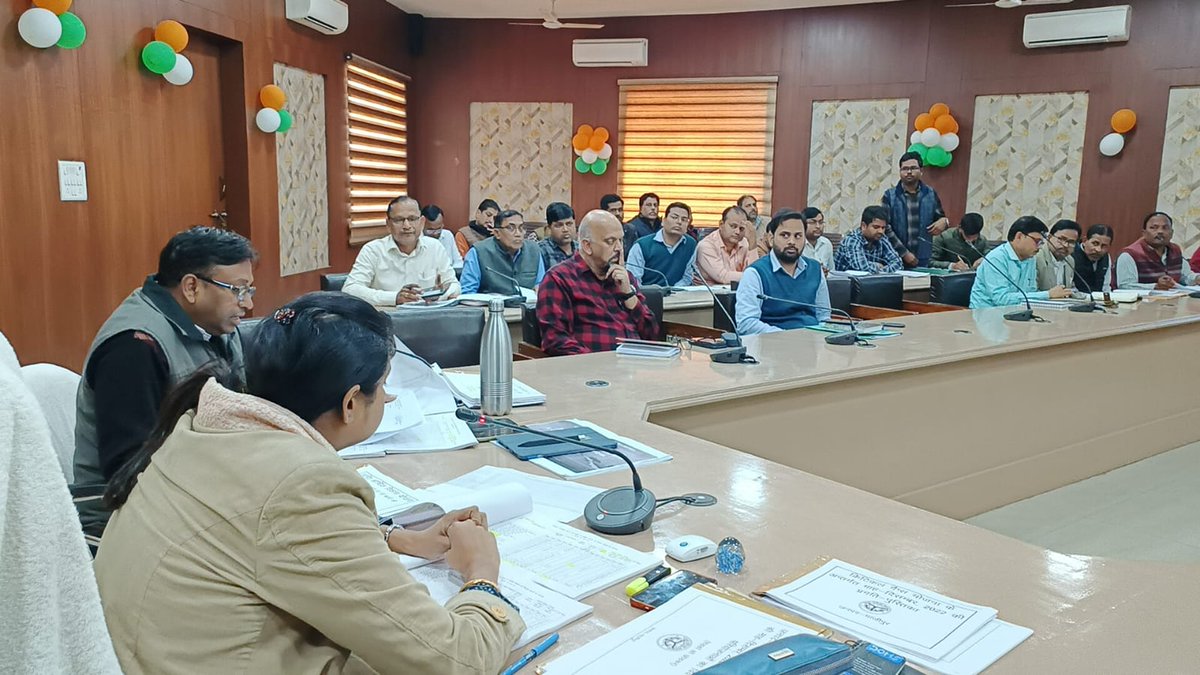 AdminGhazipur's tweet photo. राइफल क्लब सभागार में शासन की विकास प्राथमिकता वाले कार्यक्रमों, 50 लाख रूपये से अधिक लागत की परियोजनाओं एवं कार्यो के सम्बन्ध में समीक्षा की तथा निर्माणाधीन परियोजनाओं/कार्य की प्रगति एवं गुणवत्ता का नियमित अनुश्रवण करने हेतु अधिकारियों को निर्देशित किया। @UPGovt @UPCMOffice https://t.co/5eSoxbOLnL