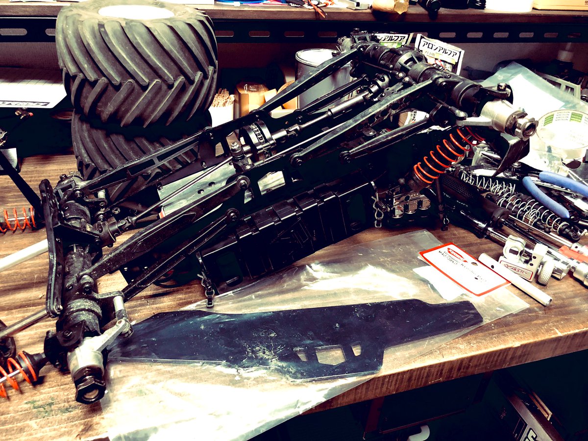 akkiy0513's tweet image. 作業机の上がカオスww

#USA1
#京商RC
#交換ではなく2枚重ね
#大体いつもカオス