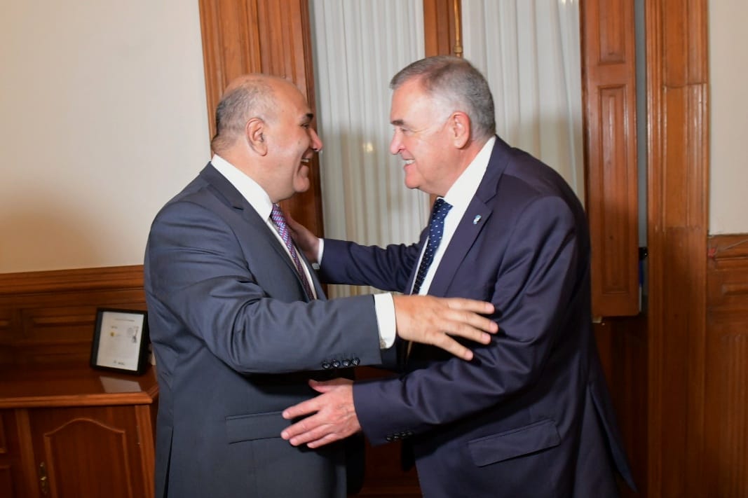 JuanManzurOK's tweet photo. En Casa de Gobierno de Tucumán, fui recibido por el gobernador @OsvaldoJaldo. 

Hoy es un día especial: tras mi paso por la Jefatura de Gabinete de la Nación, vuelvo a ocupar el cargo con el que me honró el pueblo tucumano. https://t.co/c5q0rh5nj7