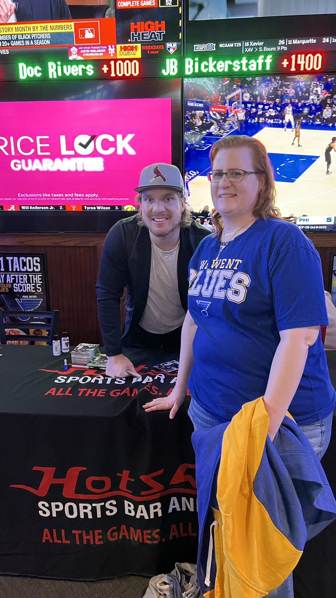 BLUESandCITYfan's tweet photo. Thank you @RThomas_27!!! It was very nice to meet you! All the best to you in the years to come! #stlblues #RobThom https://t.co/OeMbLYrQcU