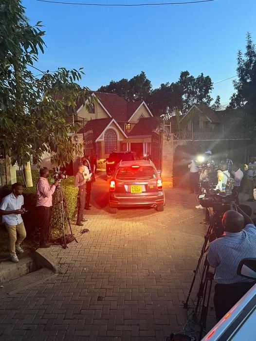 True man of God Rev. Sammy Wainaina hit the nail on the head. Aisha Jumwa's Loresho home broken into by unknown thugs. Nairobi CBD no longer safe as crime has now advanced to hiring snipers. So unfortunate for Kenyans 😭😭😭😭😭 Runda #AndrewKibe