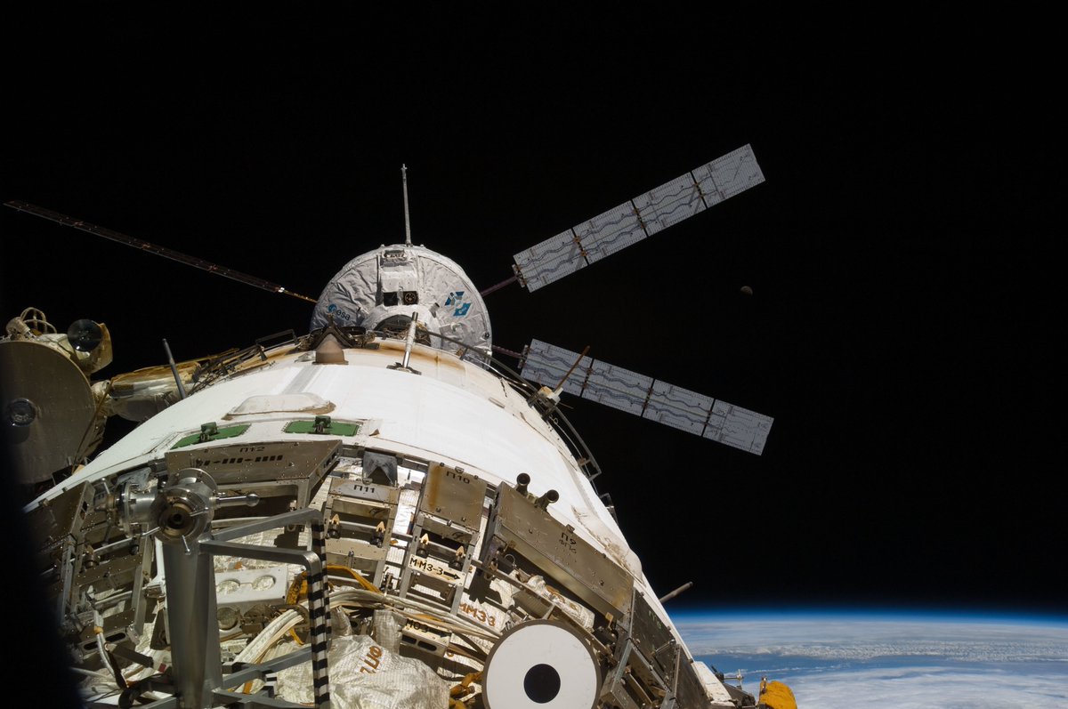 DutchSpace's tweet photo. And here she is.... playing peek-a-boo with Zvezda :)
#ATV2 #ESA https://t.co/PFDkUuTQwy