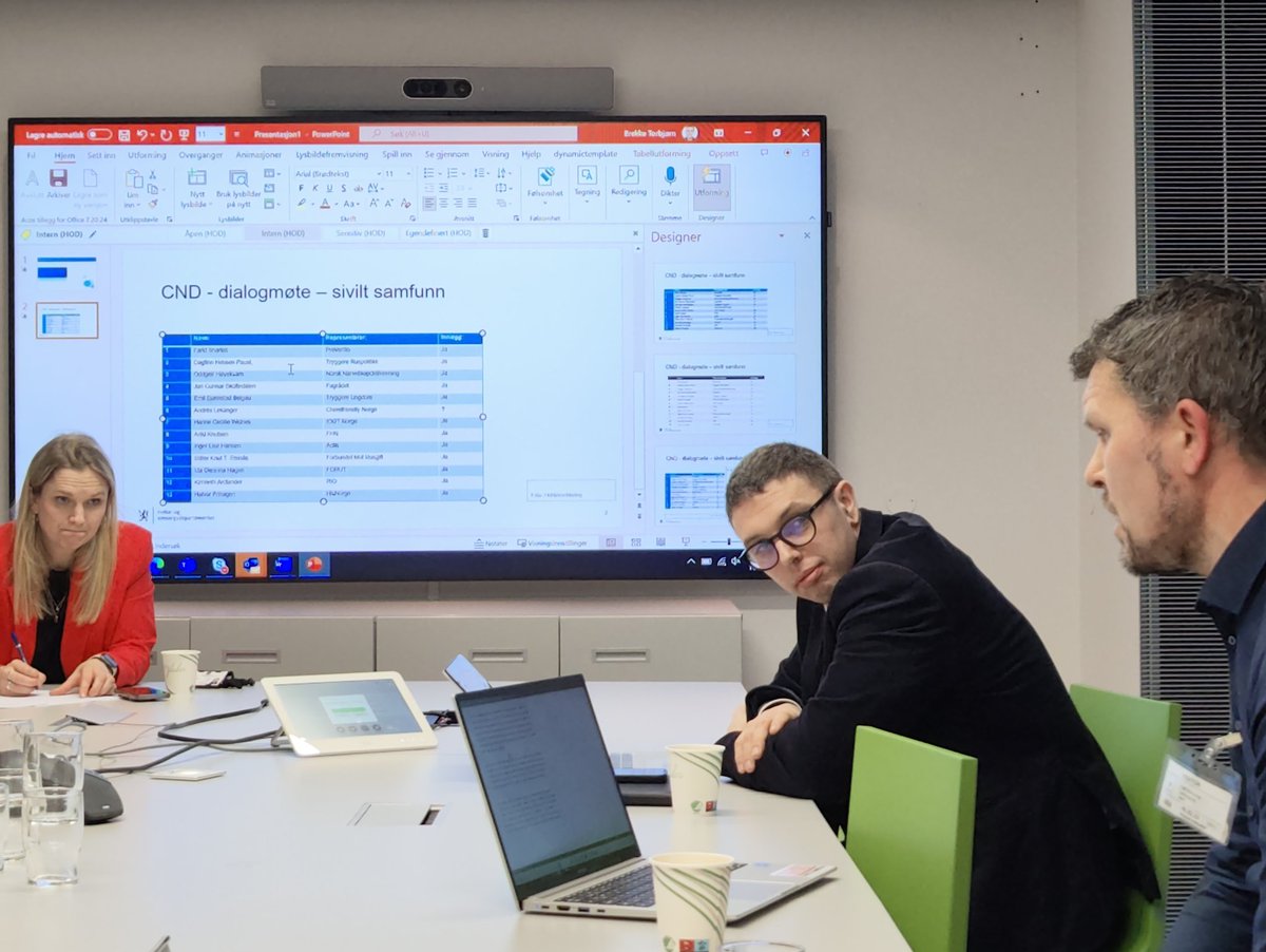 Vi avslutter dagen med dialogmøte med <a href="/helse_og_omsorg/">Helse- og omsorgsdep</a> i forkant av vårens samling på FNs narkotikakommisjon 2023 (CND).

Gode innlegg fra særlig medlemsorganisasjone til <a href="/PreventioOrg/">Preventio</a>. Straks @k_arctander sin tur å gi innspill til departementet ✊🏾

#rusreformnå