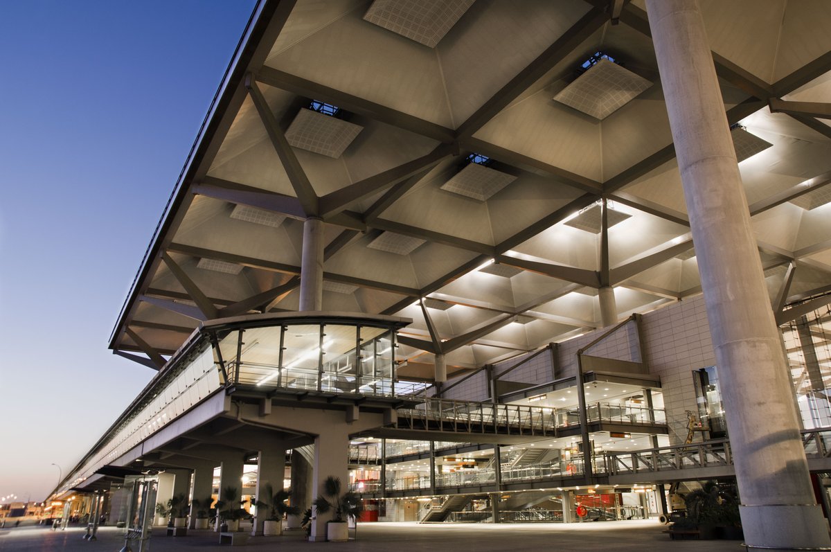 GobiernoMalaga's tweet photo. ✈️El #aeropuerto de #Málaga-#CostadeSol @aena supera el nº de pasajeros prepandemia al alcanzar la cifra de 1.120.167 en #enero

✅4º de #España en número de viajeros
✅El que más crece del país respecto al mismo mes de 2019➡️+10,5%. Cifra por encima de la media nacional (+2,1%). https://t.co/zUhVoL5TNR