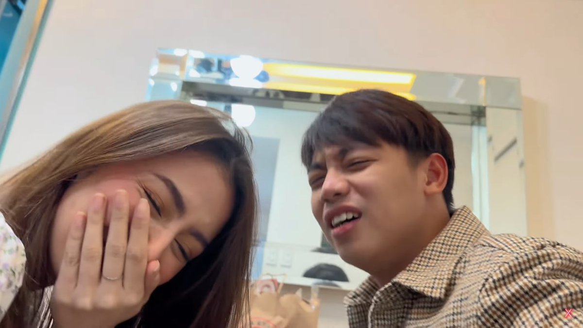 catloverixx's tweet photo. ilang oras na kayo magkasama, saka lang napansin ni shai na may suot palang shirt si ben. san ka ba nakatingin shai hahahaha

SHAIBEN BTS HINAHANAP KA
#ShanaiaGomez l #BenedixRamos https://t.co/NtzbHWLfoh