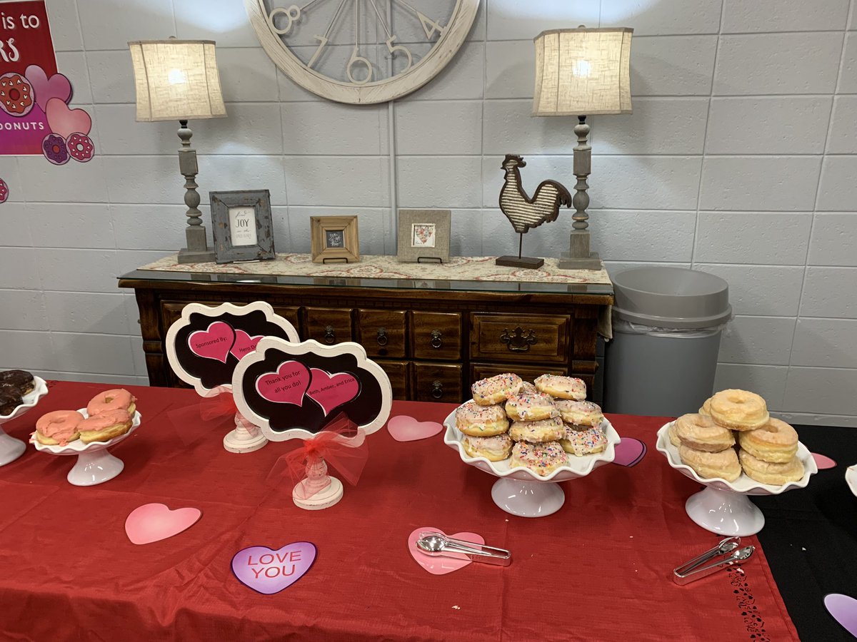 EricaM0711's tweet photo. Celebrating our teachers on Valentines Day with donuts sponsored by: Hero Donuts. @Comptoncubs @PrincipalLair @ACLittle23 https://t.co/KqwZcIsv4p