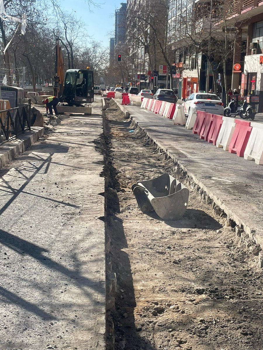 LolaOrtizSanch2's tweet photo. 👇Seguimos avanzando con el #carrilbici de #Castellana ya lo podemos ver con el color corporativo #Madrid360 para su homogeneidad con los nuevos aparcabicis y aparca patinetes que se están señalizando en toda la ciudad‼️ #NextGenerationEU https://t.co/Od2tmxM2bK