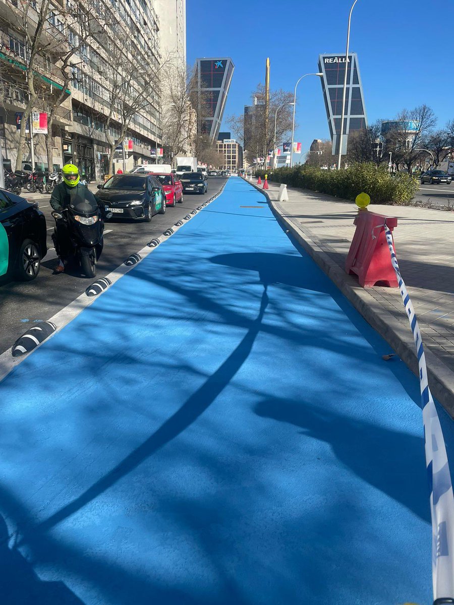 LolaOrtizSanch2's tweet photo. 👇Seguimos avanzando con el #carrilbici de #Castellana ya lo podemos ver con el color corporativo #Madrid360 para su homogeneidad con los nuevos aparcabicis y aparca patinetes que se están señalizando en toda la ciudad‼️ #NextGenerationEU https://t.co/Od2tmxM2bK