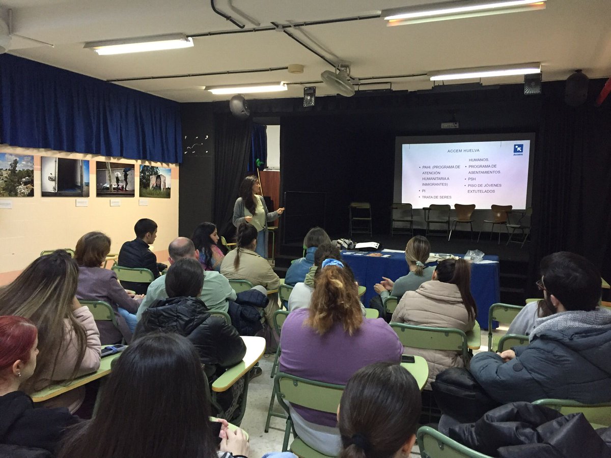 Accem_ong's tweet photo. En #Huelva hemos realizado un taller sobre trata de seres humanos, dirigido al alumnado de integración social y promoción de la igualdad de género del IES la Orden, junto al taller se presentó la exposición fotográfica 'En un lugar cualquiera'. #Novicom. https://t.co/5GsddSCFwu