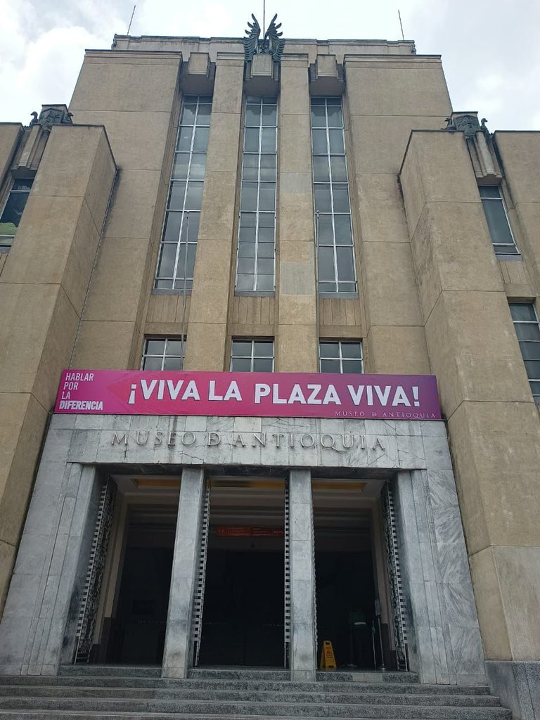 BienHumano's tweet photo. Desde nuestro trabajo permanente por la garantía de derechos laborales y humanos de trabajadoras informales y sus familias del centro de Medellín, ABRAZAMOS la Plaza de Botero y a sus habitantes. ¡Viva la Plaza Viva! 
#sosPlazaBotero #CartaMaestroBotero https://t.co/Vu1fo0d9Uh