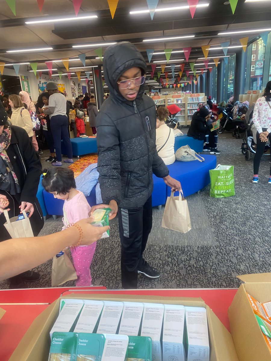 WoolwichLibrary's tweet photo. Free Holiday Meals for children yesterday provided by @GLL_UK, @Royal_Greenwich & @GCDAUK at #WoolwichLibrary! Great nutritious food provided for all. π₯ͺ Dates + info for the holidays here: https://t.co/SwKSS7HImm! π #ReadAndFeed @Better_UK #HealthyEating @greenwichlibs https://t.co/IOC22oJcK0