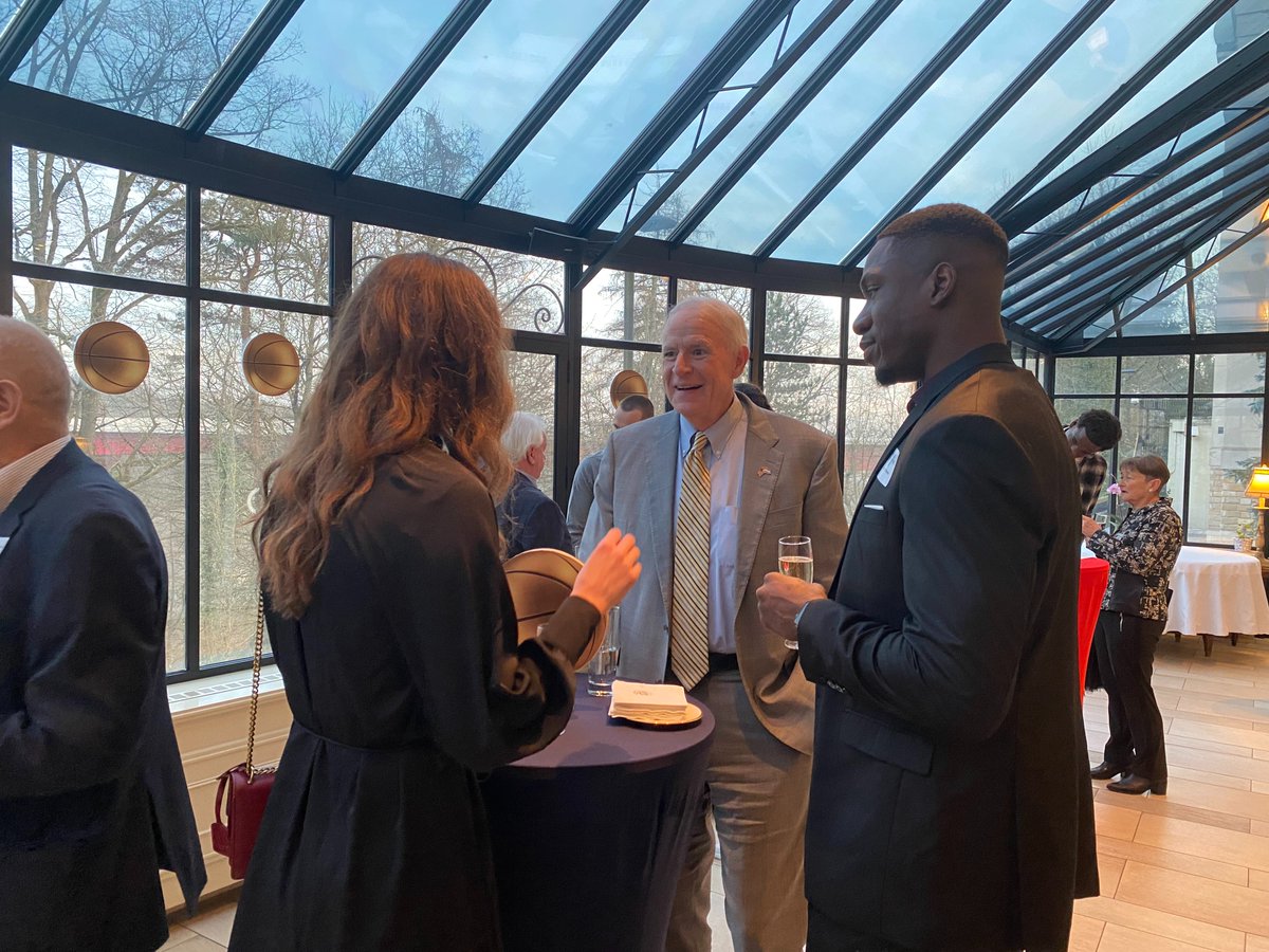 'I was delighted to host #FLBBlux representatives and #American basketball players competing here in #Luxembourg. Sports promotes exchange, respect for diversity, and inclusion, which are core 🇺🇸+🇱🇺 values.' #SportsDiplomacy #sportletzebuerg – Amb. Barrett 
@FLBBlux