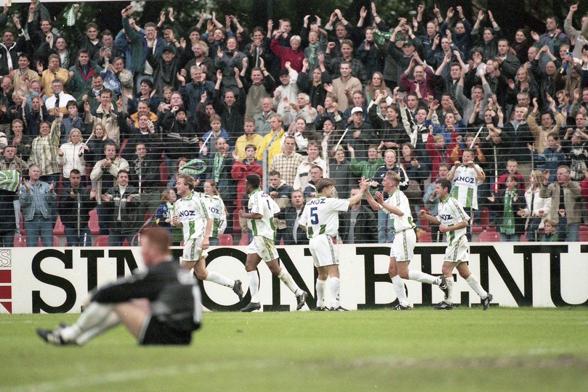 Merijn_Slagter's tweet photo. Een volgepakt Oosterpark dat zelfs de wave inzette, promotiekoorts bij FC Groningen en FC Emmen als figurant (5-0). De nacompetitie van 1999-2000 draaide uit op een feestje, met een excellerende Hans Visser en Martin Drent. De vraag die rest: komt het dit seizoen ook nog goed? https://t.co/hGgLvYXFr4