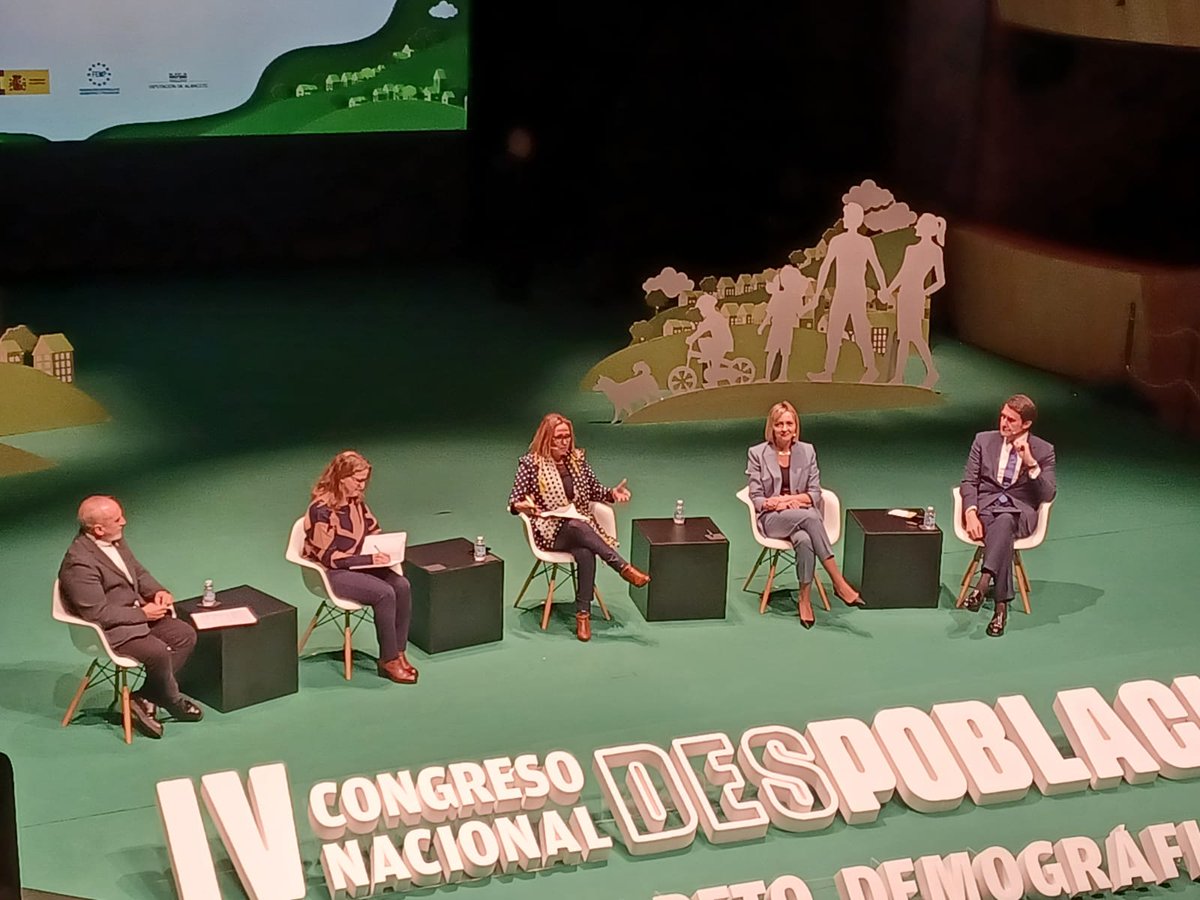 fvmpendirecto's tweet photo. La @fvmpendirecto  asiste al IV Congreso Nacional 👨‍👩‍👧‍👧 Despoblación y Reto Demográfico.
🔸 @Teresa Ribera, Ministra para la Transición Ecológica y el Reto Demográfico de España
🔸 Elena Cebrian Calvo, Secretaria autonómica de Cohesión Territorial y Políticas contra la Despoblación https://t.co/fo6JN9oFkY