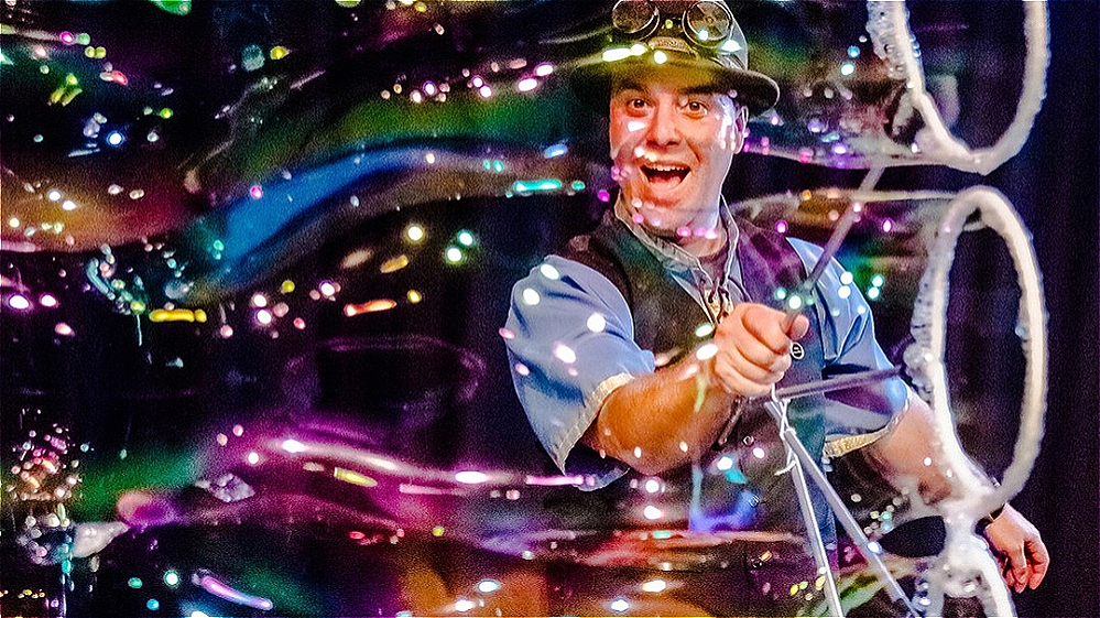 Join us this Friday, June 3, at Caravanserai Luna Parc at 11 am for a spectacular show from the one and only Mr Bubbles. From giants to fire bubbles, join the Guinness World Record, The Highland Joker, in this bubble extravaganza showdown! 
🫧The Highland Joker