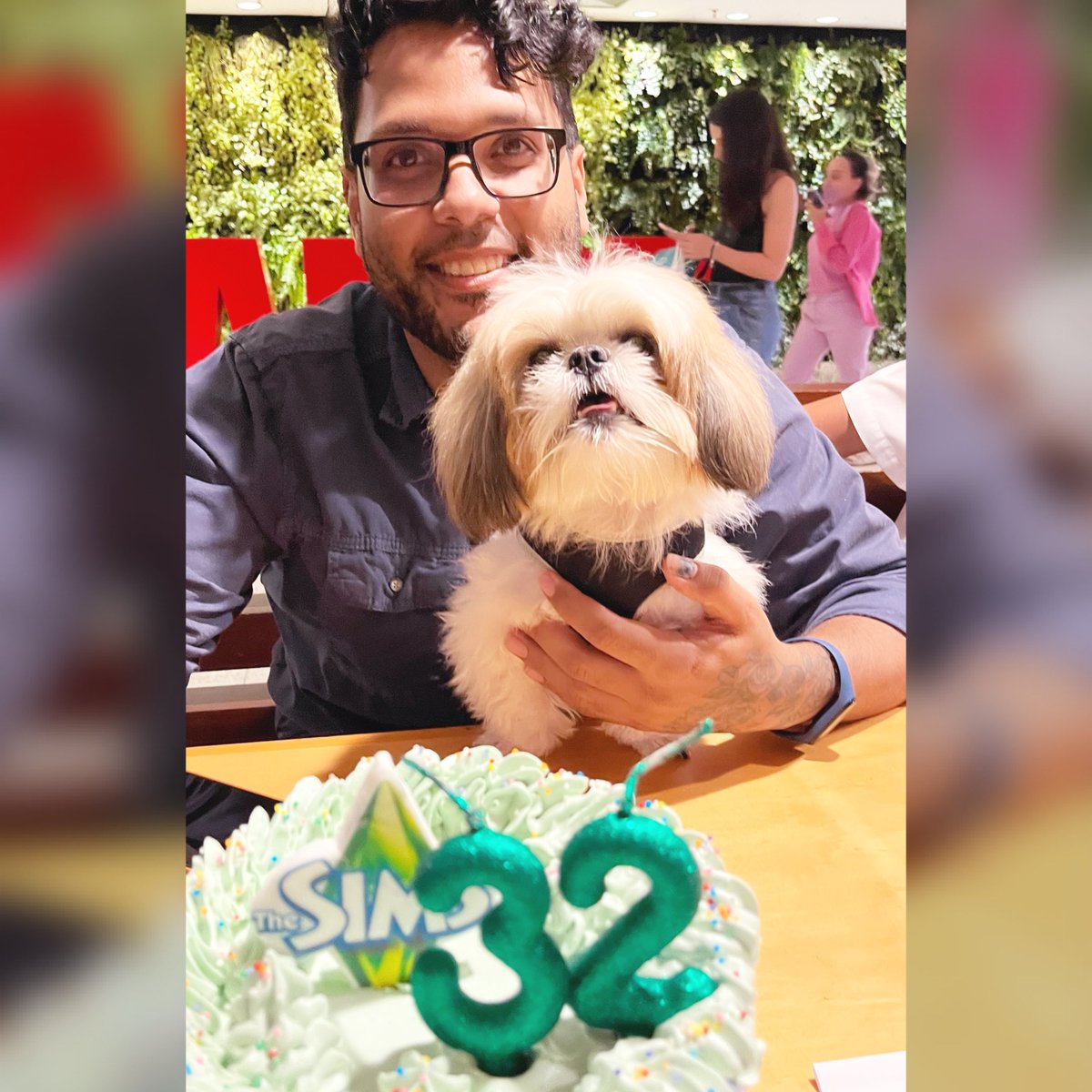 elvisplaylive's tweet photo. 😱🥹🎈Ontem meu marido @rafaelmatos fez uma LINDA surpresa para mim, me deu um bolo de The Sims (1 vez que ganhei e foi aos 32 anos HAHA)
Além do tema, ele colocou as casas que fiz em live (tem casas que fez quase 3 anos) e colocou no bolo!
Fiquei chocado! #TheSims #Aniversario https://t.co/Do0CPjMHtP
