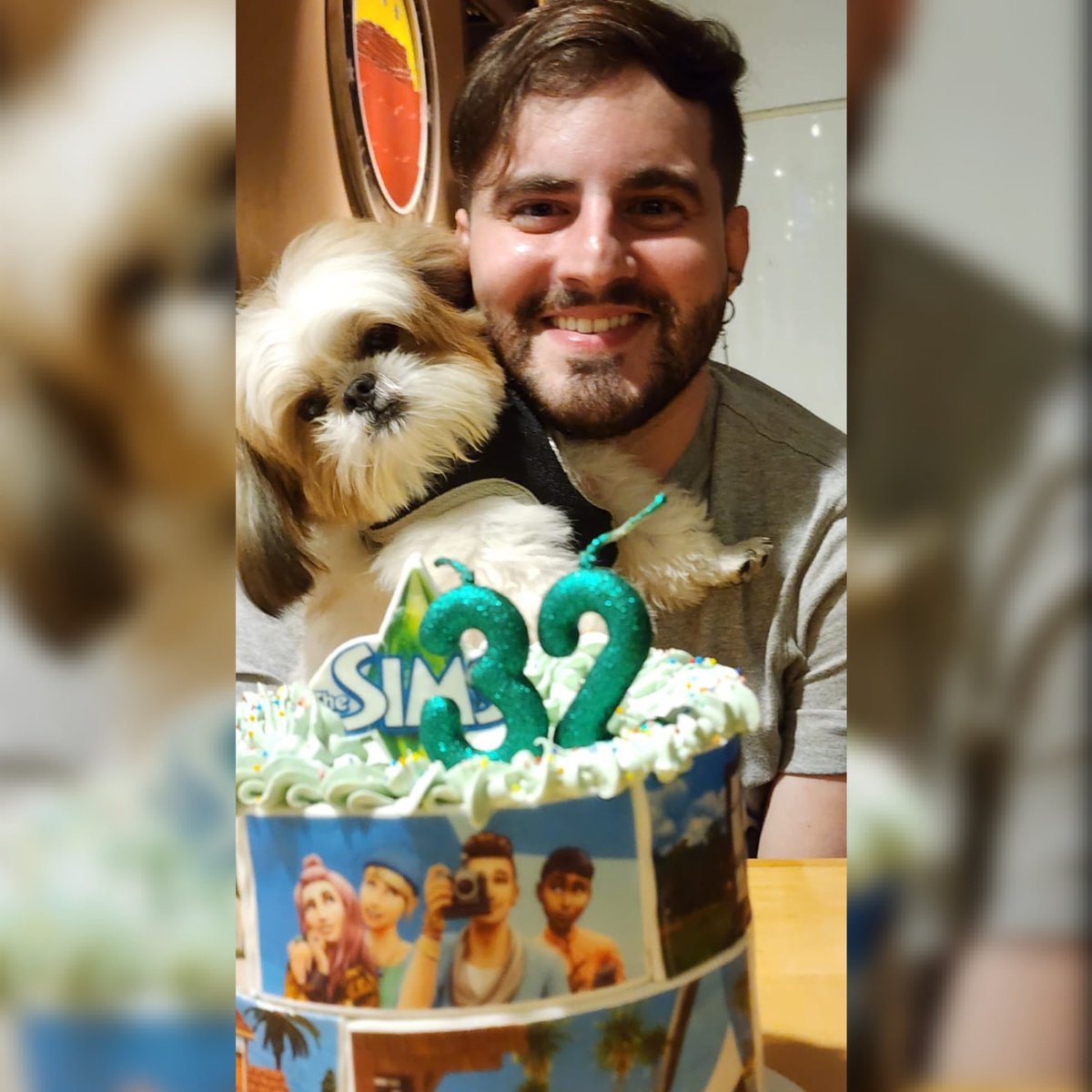 elvisplaylive's tweet photo. 😱🥹🎈Ontem meu marido @rafaelmatos fez uma LINDA surpresa para mim, me deu um bolo de The Sims (1 vez que ganhei e foi aos 32 anos HAHA)
Além do tema, ele colocou as casas que fiz em live (tem casas que fez quase 3 anos) e colocou no bolo!
Fiquei chocado! #TheSims #Aniversario https://t.co/Do0CPjMHtP