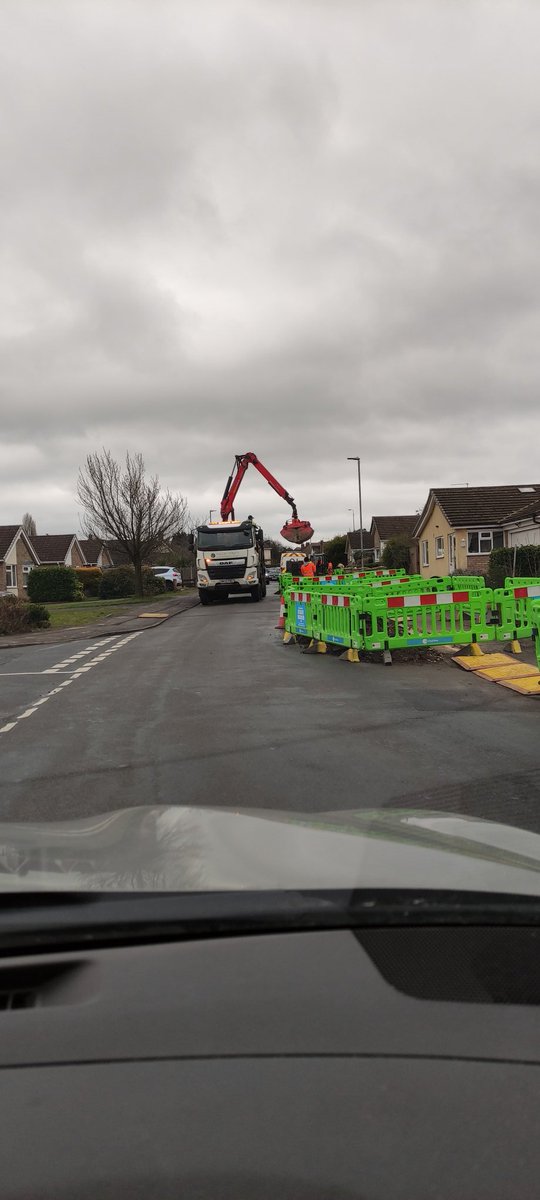 webflue's tweet photo. @CityFibre Appalling roadworks at Stoneygate Drive, Hinckley, no lighting, lane closed and no traffic lights. https://t.co/ft9qFu8sDF