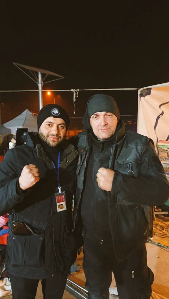 Miroslav Bey, Bosna-Hersek'ten Hatay'a arama kurtarma çalışmaları için geldi. Bir kız çocuğunu da kurtardı. Ülkesinde Koruma olarak çalışıyor. Sert görünümünün altında içine dünyaları sığdıracak kadar yumuşak bir kalbi var.
Hatay Türkiye'nin değil dünyanın kalbi oldu.
#deprem