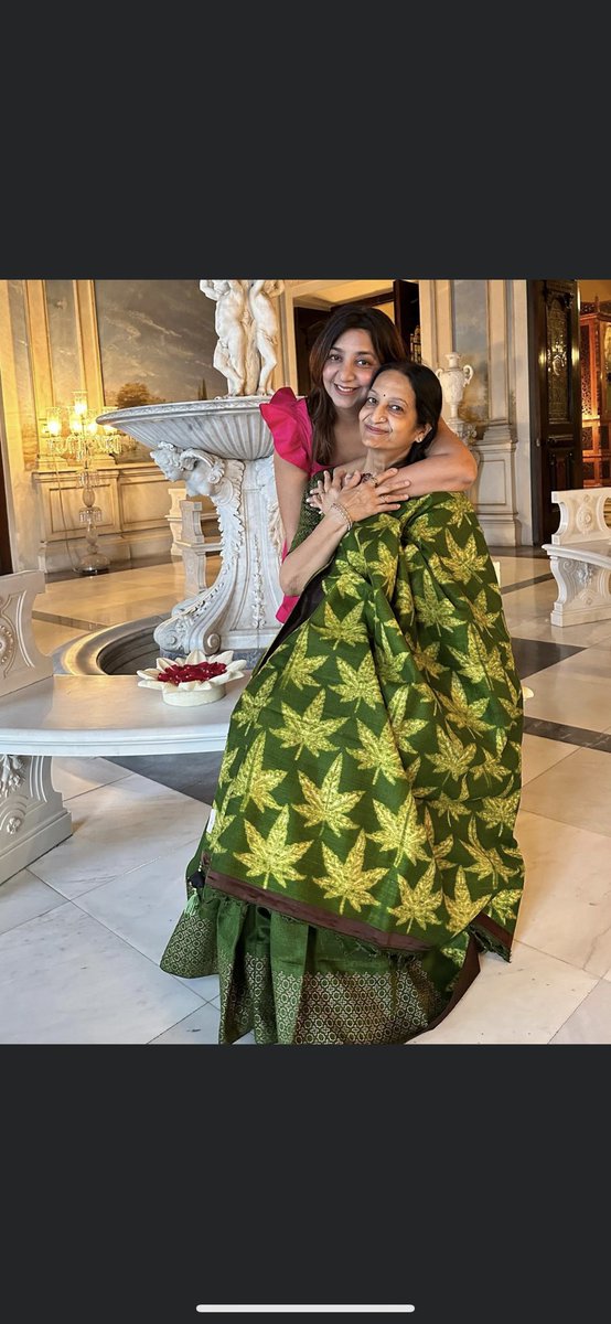 Junglibilli555's tweet photo. @realmeIndia My mom my Valentine My entry for #realme10Pro5GCocaColaEdition #CheersToRealLove ❤️ https://t.co/ITVfqnK0rx