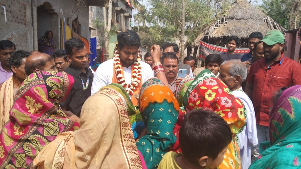 suryabanshibjp's tweet photo. ଧାମନଗର ନିର୍ବାଚନ ମଣ୍ଡଳୀର ପାଳସାହି ପଞ୍ଚାୟତର ବିଭିନ୍ନ ଅଞ୍ଚଳକୁ ଯାଇ ସ୍ଥାନୀୟ ସମସ୍ୟା ସମ୍ବନ୍ଧରେ ଆଲୋଚନା କରିବା ସହ ଅଞ୍ଚଳବାସୀଙ୍କୁ କୃତଜ୍ଞତା ଜଣାଇଲି ।

#DhamnagarAssemblyConstituency #ServiceAtDoorstep #dhamnagarmoparibar https://t.co/cjzCT2s01i