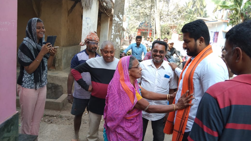 suryabanshibjp's tweet photo. ଧାମନଗର ନିର୍ବାଚନ ମଣ୍ଡଳୀର ପାଳସାହି ପଞ୍ଚାୟତର ବିଭିନ୍ନ ଅଞ୍ଚଳକୁ ଯାଇ ସ୍ଥାନୀୟ ସମସ୍ୟା ସମ୍ବନ୍ଧରେ ଆଲୋଚନା କରିବା ସହ ଅଞ୍ଚଳବାସୀଙ୍କୁ କୃତଜ୍ଞତା ଜଣାଇଲି ।

#DhamnagarAssemblyConstituency #ServiceAtDoorstep #dhamnagarmoparibar https://t.co/cjzCT2s01i