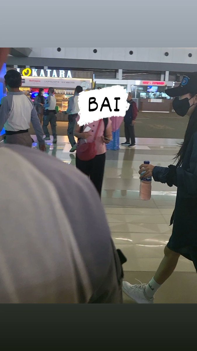 Baru kali ini liat idol minum aqua,
Lebih kaget lagi botolnya dipake buat botol jus

@ Moon Byul E