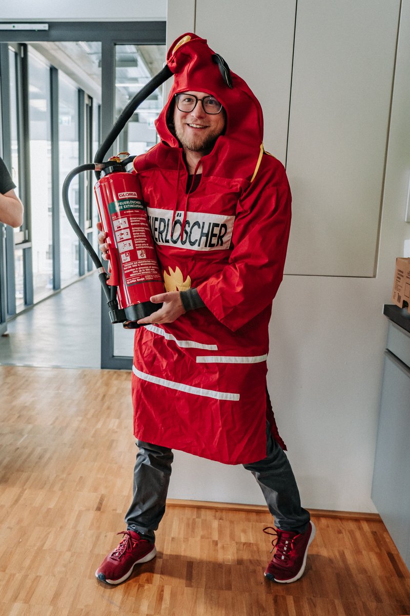 virtual7's tweet photo. [Gestern 16:07] Angelina Kary
Helau und Alaaf! 🎉Ob als Feuerlöscher, oder Textmarker, in unserem Team sind die Faschingfans gut vertreten.✨ Als was würdest du dich verkleiden? Oder willst du dich zur 5. Jahreszeit lieber verstecken? 
#virtual7gmbh #Fasching #spaßmitkollegen https://t.co/DEvXI6yWV5