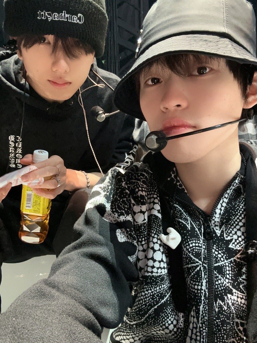 idontthinking's tweet image. 와 ㅆ발 지천셀카