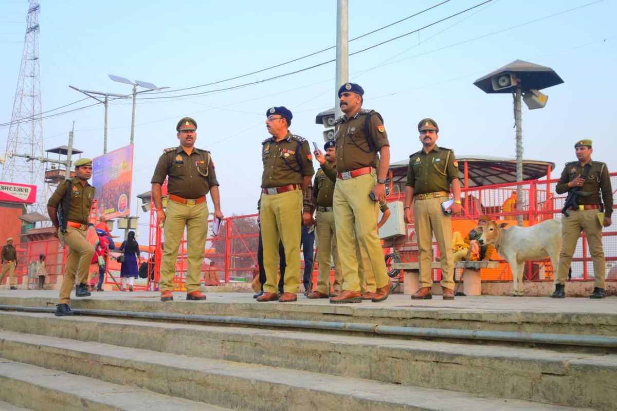 ayodhya_police's tweet photo. #DigRangeAyodhya व DIG/SSP_अयोध्या @IPSMUNIRAJ जी द्वारा शिवरात्रि पर्व के दृष्टिगत थाना कोतवाली अयोध्या क्षेत्रान्तर्गत पैदल गश्त कर तैयारियों का जायजा लिया, आने वाले दर्शनार्थियों की सुरक्षा व सुगम यातायात हेतु सम्बन्धित को आवश्यक दिशा निर्देश दियें। #UPPolice #ayodhyapolice https://t.co/n9KbcGTueh