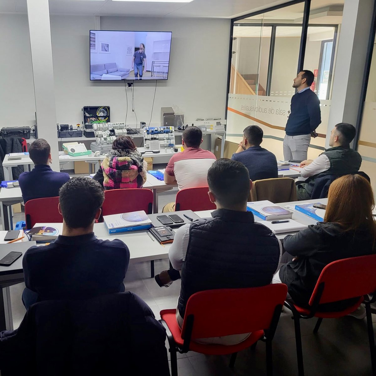 finderspain's tweet photo. 📸 Os dejamos algunas imágenes de la formación de hoy en @Araelec_, donde hemos repasado las ventajas y aplicaciones de #FinderYESLY y todas nuestras últimas novedades. ¡Muchas gracias por la buena acogida!
#FinderES #Switchtothefuture #formación #araelec #Aragón https://t.co/khvTXogX85