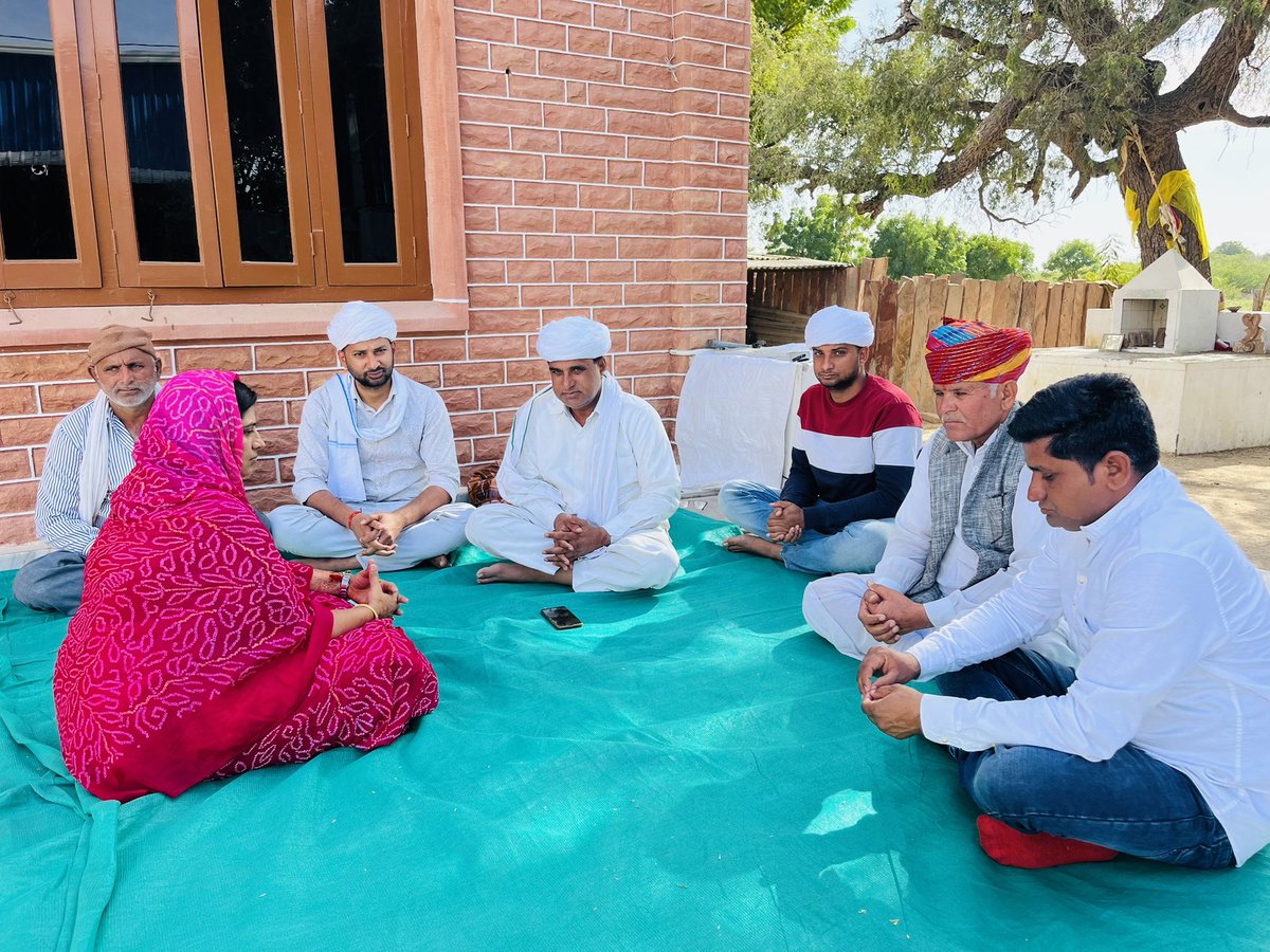 SangeetaBeniwa3's tweet image. आज पीपाड में नगर अध्यक्ष AmraRam Bhati जी के हाल ही में भाई का देहांत हो जाने पर निवास पर पहुच शोकाकुल परिवार को संवेदना व्यक्त की !
@ashokgehlot51 @GovindDotasra @RajGovOfficial @rscpcr