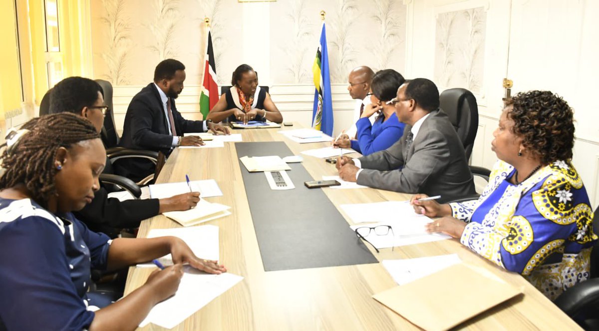 MOH_Kenya's tweet photo. Earlier today, the Counsellors and Psychologists Board paid a courtesy visit to @DrJ_Mburu, the Principal Secretary Public Health and Professional Standards, to discuss pertinent matters related to the profession. https://t.co/1gY9Hsj9fR