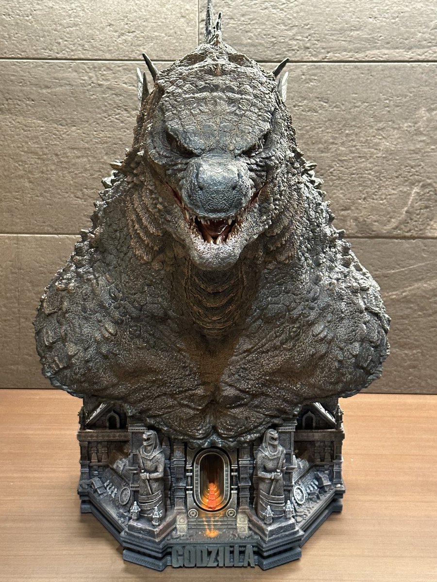 Dista6578's tweet photo. プライム1スタジオ製ゴジラバストが到着！
迫力凄いし背ビレの光り方が綺麗だし買ってよかった！
ありがとうBig Bad Toy Store

#prime1studio #ゴジラ https://t.co/JI1LDygNST