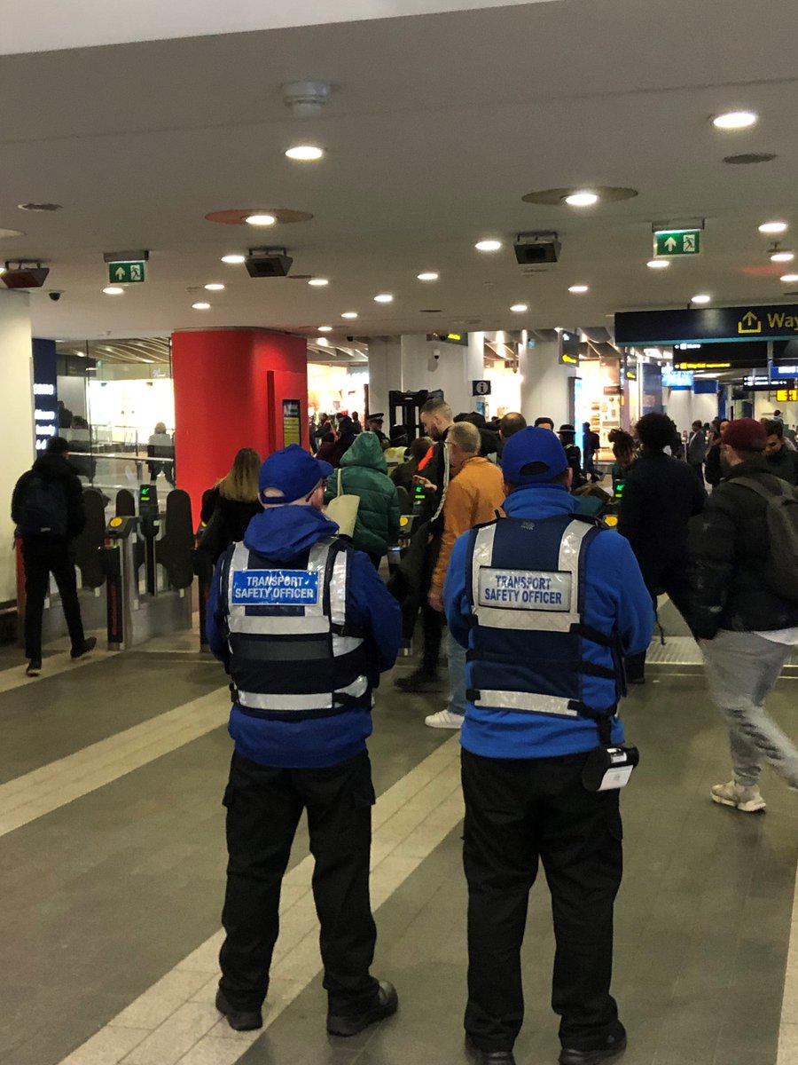 ST_Police's tweet image. We continued our #knifeawareness pop ups this morning with a visit to @NetworkRailBHM. We joined colleagues from @BTPBhm and @TransportForWM  engaging with commuters during the morning rush hour. We will be out again this afternoon and tomorrow. #projectguardian