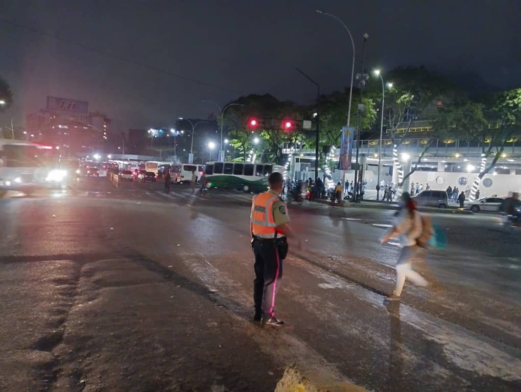 PolisucreOficia's tweet photo. #16Feb2023 | Personal adscritos a la Dirección de Tránsito y Estación Policial #Petare mantienen activo dispositivo de contraflujo (06:00am-08:30am) para el seguro y rápido desplazamiento vehícular de residentes de la Urb Palo Verde y sus adyacencias.
@VECIN0PaloVerde https://t.co/jDYMbcyFDn