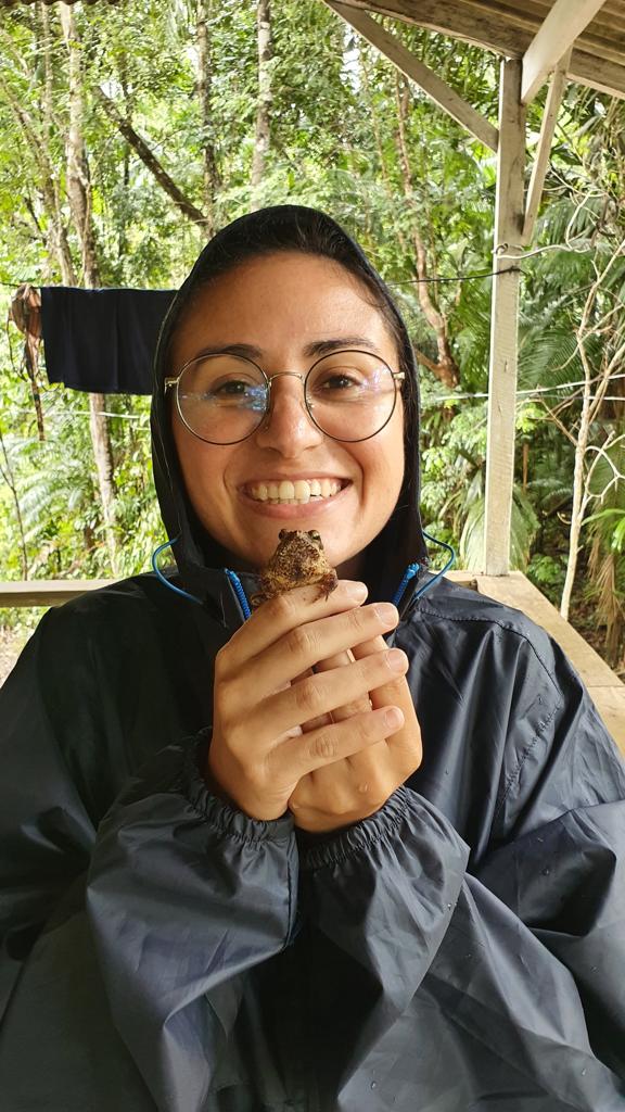 Sou doutoranda em Ecologia/Evolução do INPA. Pesquiso como os impactos das mudanças climáticas estão afetando e afetarão a morfologia, fisiologia e genômica, e assim a sobrevivência dos sapos da Amazônia. 🐸