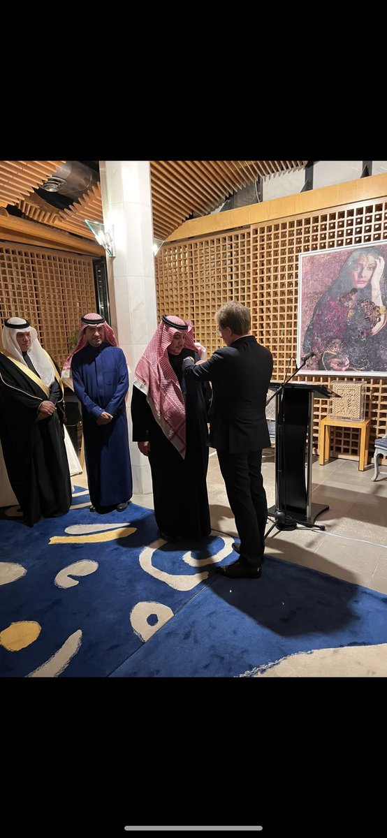 ExecutivesKsa's tweet photo. باسم رئيس الجمهورية الفرنسية..
منح الرئيس التنفيذي والعضو المنتدب للشركة السعودية للنقل الجماعي (سابتكو) المهندس خالد الحقيل "الوسام الوطني الفرنسي من جوقة الشرف برتبة فارس".

-للمهندس خالد الحقيل العديد من المن��صب والعضويات المحلية والدولية وقد نال عدة جوائز نرصدها في الثريد👇🏻 https://t.co/hyXKMQxXdU
