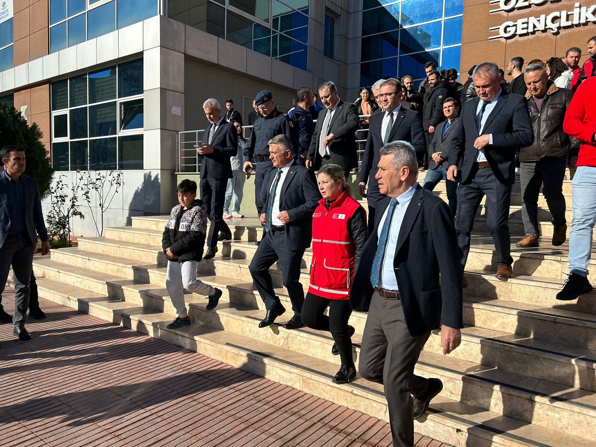 Günden geriye kalanlar..
Antalya valiliğimiz koordinasyonunda Antalyamıza gelen depremzedelerimiz için çalışmaya devam ediyoruz..
<a href="/tkzlyantsube/">Kızılay Antalya</a> 
<a href="/kizilay/">Türk Kızılay</a> 
<a href="/AntalyaValilik/">T.C. Antalya Valiliği</a> 
<a href="/GSB_Antalya/">Antalya Gençlik ve Spor İl Müdürlüğü</a> 
<a href="/AntalyaAshb/">Antalya Aile ve Sosyal Hizmetler İl Müdürlüğü</a>